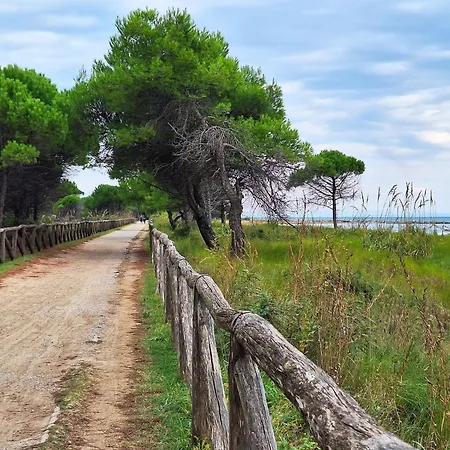 Apartment Relax And Unwind By The Pool In